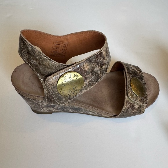 Taos Footwear Women's Sandals - Textured Brown with Gold Accents 5 -5.5 - Picture 5 of 10